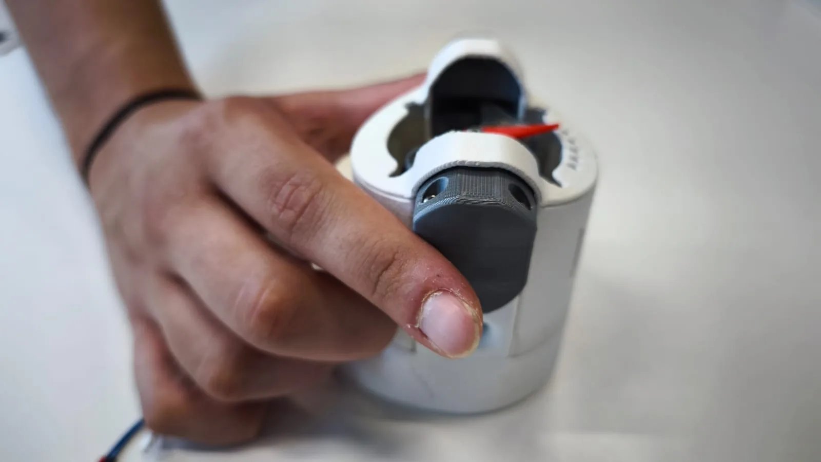 Force-Feedback Pinch Controller